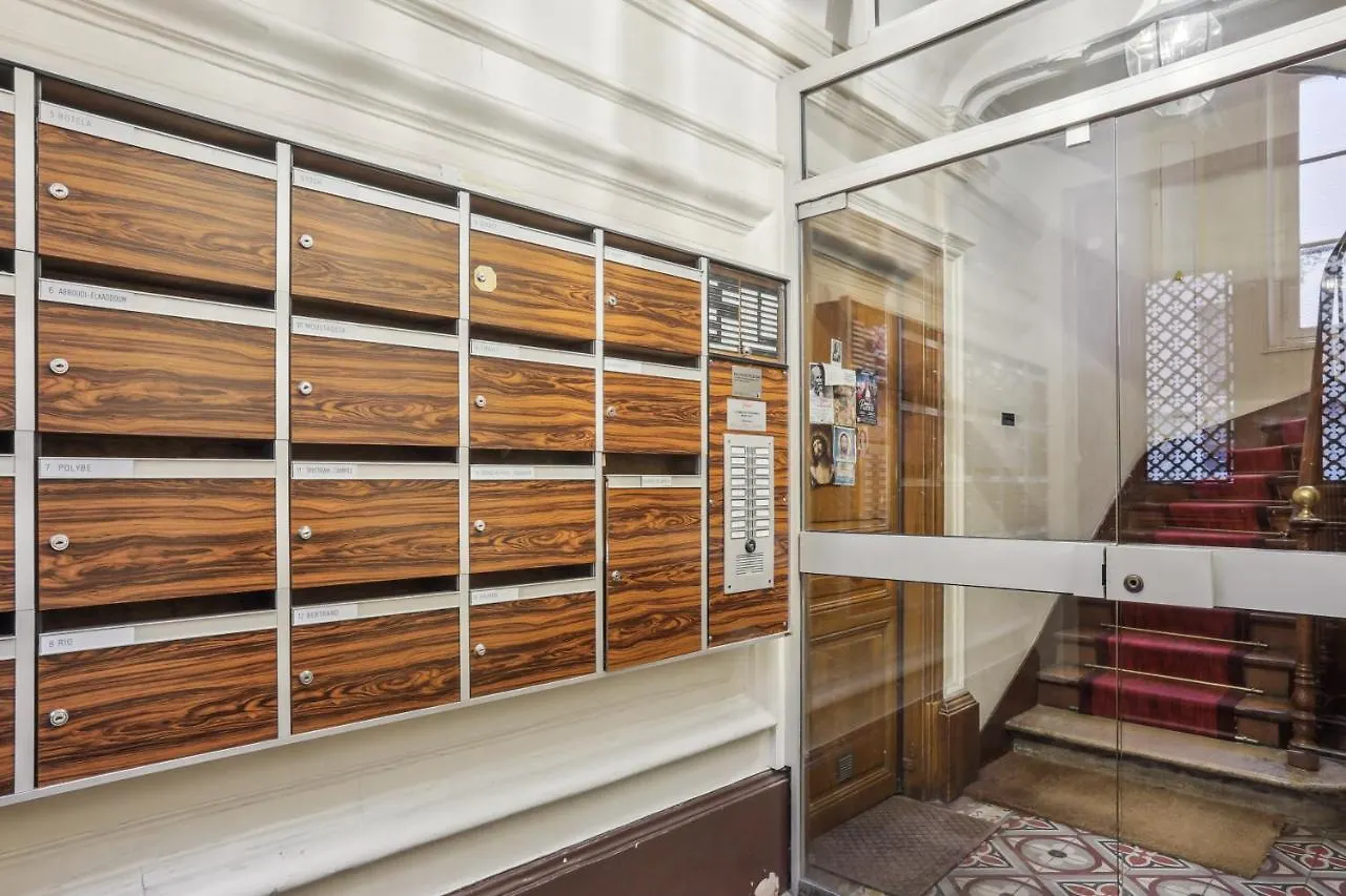 Superbe 2 Pieces Au Coeur Du Xvieme Bed & Breakfast Paris